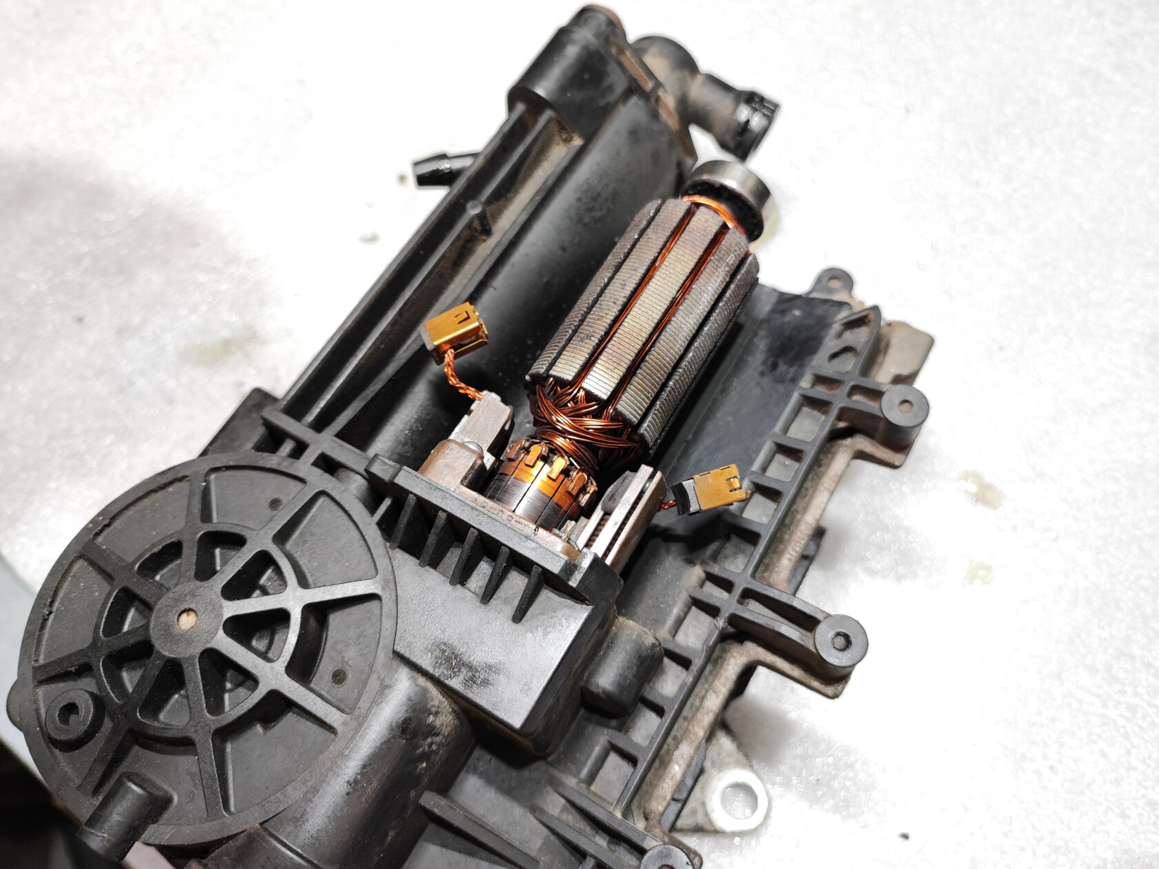 Заміна щіток електродвигуна Easytronic MTA: Технологічний регламент та ініціалізація